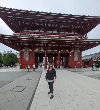 Anna in front of Hōzōmon gate