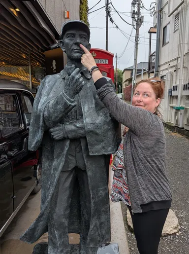 Anna with a Sherlock Holmes statue.
